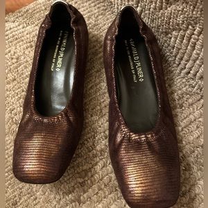 Donald J. Pliner Women's Metallic Brown/Bronze Elasticized flats size 8M